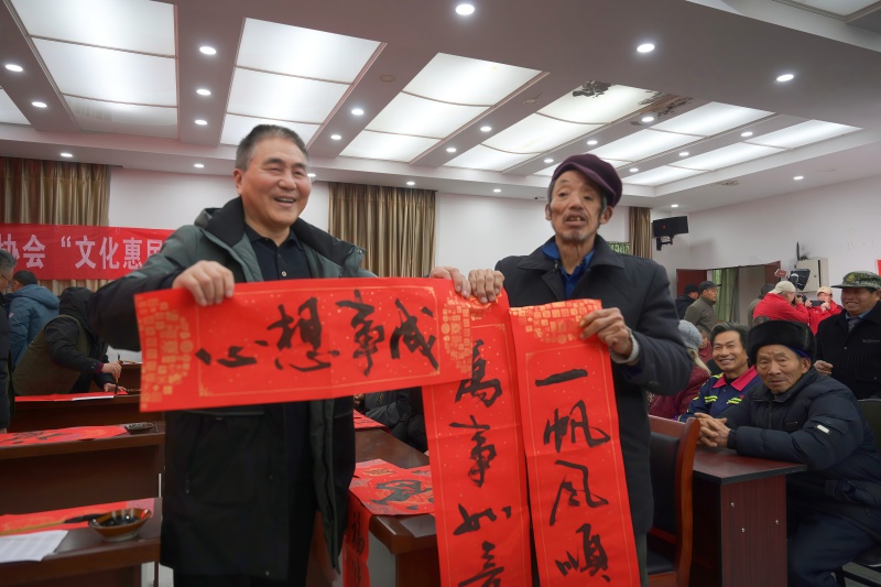 1770107046523885.jpg 图为书法家为村民赠送春联.jpg