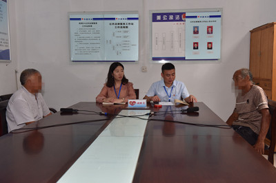 图为：8月22日，开封市宋都人民调解委员会调解员、河南地依律师事务所律师程喆与尉氏县司法局南曹司法所所长张云飞共同调解了一起因耕地边界引发的矛盾纠纷。.jpg