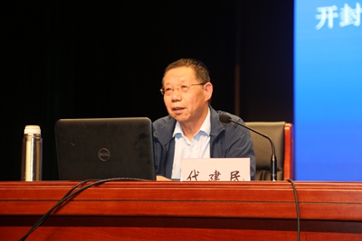图为：开封市普法讲师团讲师、市司法培训中心副主任科员代建民讲授行政复议与行政诉讼相关知识。.JPG