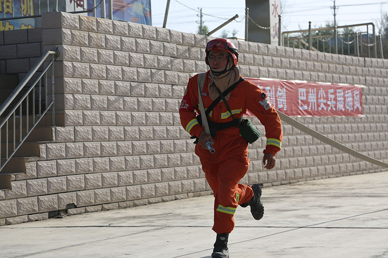水泵水带铺设与撤收  杨立泽摄.JPG