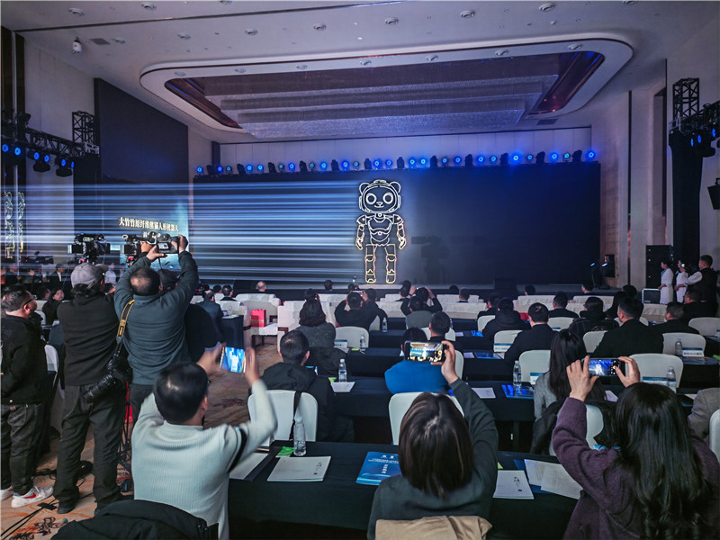 图为现场嘉宾观看机器人发布视频.jpg