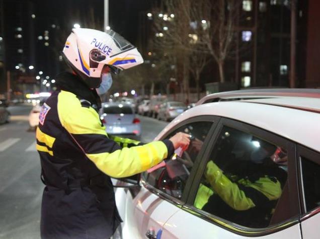 严查夜间重点违停！德州交警持续开展夜间静态违法整治行动.jpg