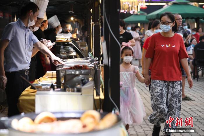 欢乐美食宴上的众多美食吸引消费者。 中新社记者 赵隽 摄