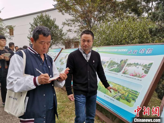 记者采访现场 胡丰盛 摄