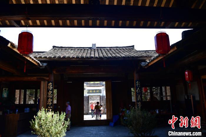 古朴的客家建筑、热情的客家人、浓厚的客家风情和耕读文明，引得游客们兴致盎然。　张斌 摄