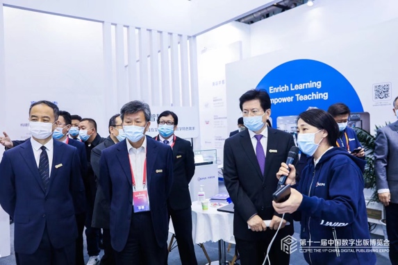 一群穿着西装的人

描述已自动生成