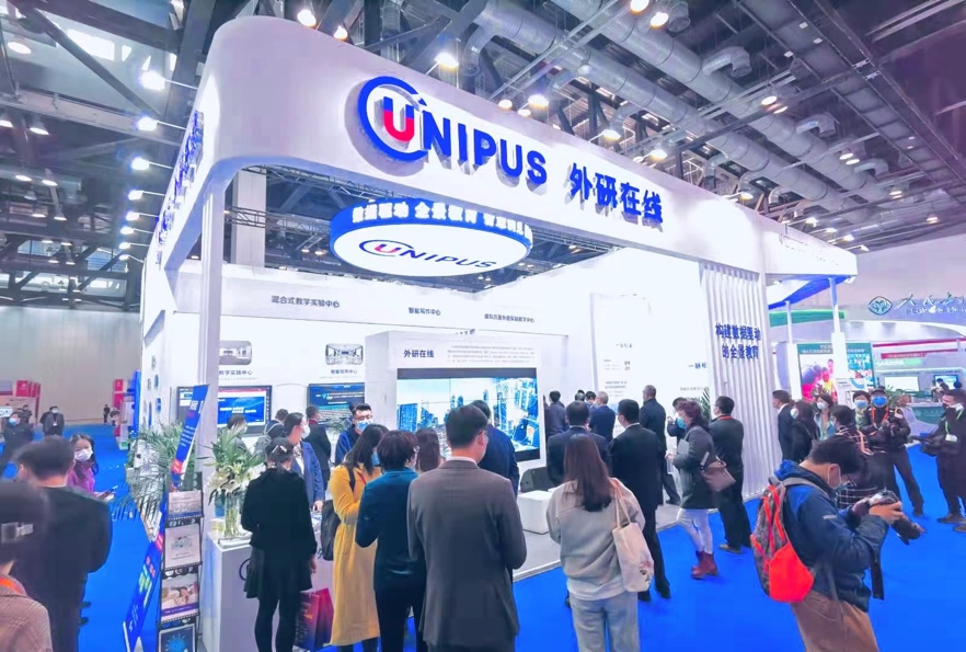 人们站在人群中

描述已自动生成