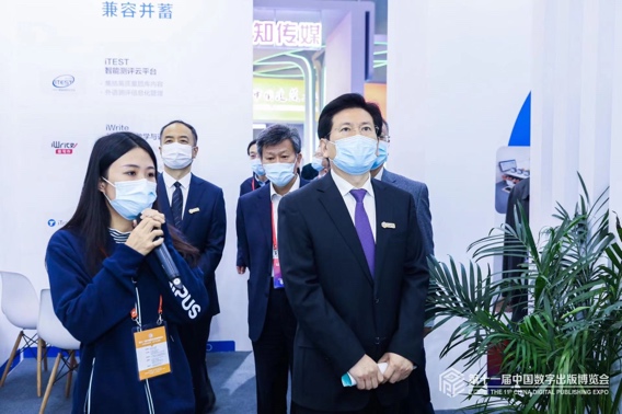 一群穿着西装的男人和女人

描述已自动生成